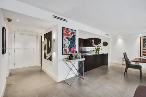 Condo in Miami, Florida, 1 bedroom  № 1992027 - photo 4