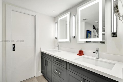 Condo in Miami, Florida, 1 bedroom  № 1992027 - photo 17