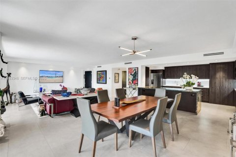 Condo in Miami, Florida, 1 bedroom  № 1992027 - photo 8