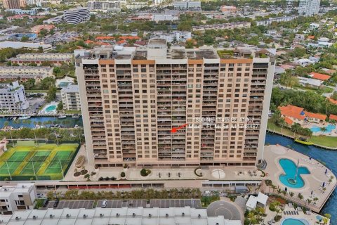 Condo in Miami, Florida, 1 bedroom  № 1992027 - photo 2