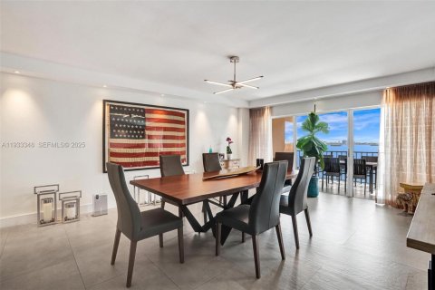 Condo in Miami, Florida, 1 bedroom  № 1992027 - photo 7