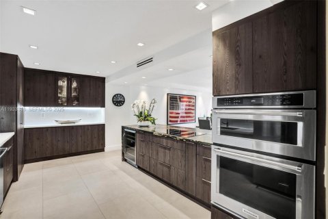 Condo in Miami, Florida, 1 bedroom  № 1992027 - photo 12