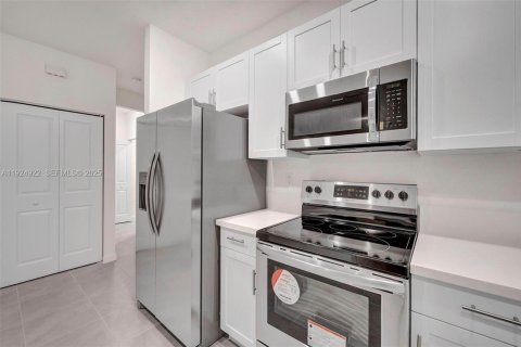 Villa ou maison à louer à Homestead, Floride: 4 chambres, 170.29 m2 № 1983104 - photo 8