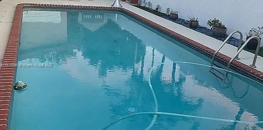 House in Miami, Florida 4 bedrooms, 243.22 sq.m. № 1980542