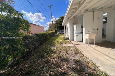 Снять в аренду виллу или дом в Майами, Флорида 1 спальня, 173.54м2, № 2053417 - фото 10