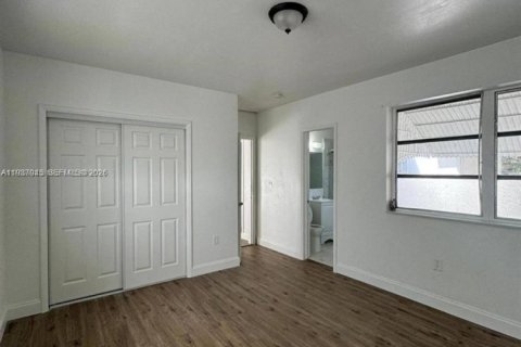 Снять в аренду виллу или дом в Майами, Флорида 1 спальня, 173.54м2, № 2053417 - фото 11