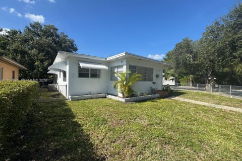 Снять в аренду виллу или дом в Майами, Флорида 1 спальня, 173.54м2, № 2053417 - фото 4