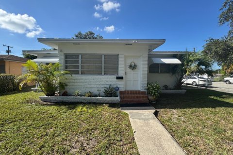 Снять в аренду виллу или дом в Майами, Флорида 1 спальня, 173.54м2, № 2053417 - фото 2