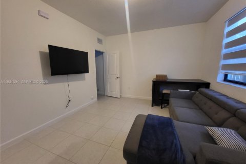 Apartment in Homestead, Florida 1 bedroom, 102.19 sq.m. № 1994685 - photo 3