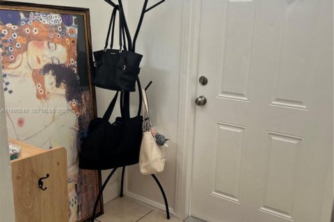 Condominio en venta en Hialeah, Florida, 2 dormitorios, 112.23 m2 № 2046492 - foto 16