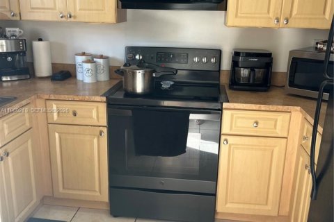 Condominio en venta en Hialeah, Florida, 2 dormitorios, 112.23 m2 № 2046492 - foto 2