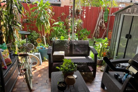 Condominio en venta en Hialeah, Florida, 2 dormitorios, 112.23 m2 № 2046492 - foto 4