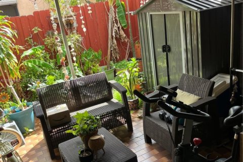 Condominio en venta en Hialeah, Florida, 2 dormitorios, 112.23 m2 № 2046492 - foto 3