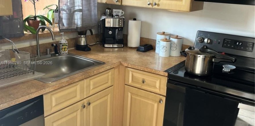 Condominio en Hialeah, Florida, 2 dormitorios № 2046492