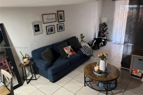 Condominio en venta en Hialeah, Florida, 2 dormitorios, 112.23 m2 № 2046492 - foto 9
