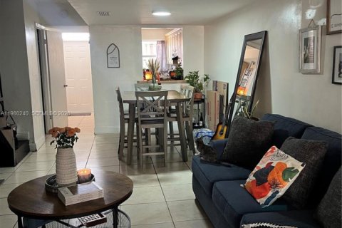 Condominio en venta en Hialeah, Florida, 2 dormitorios, 112.23 m2 № 2046492 - foto 7