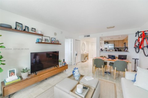 Condo in Miami, Florida, 1 bedroom  № 2028182 - photo 3