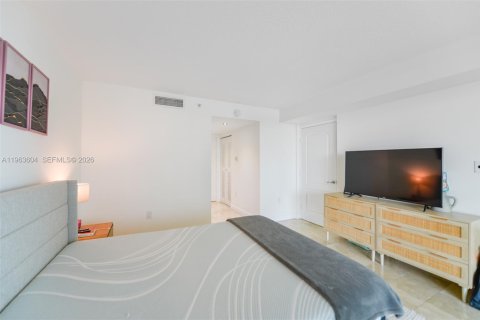 Condo in Miami, Florida, 1 bedroom  № 2028182 - photo 16
