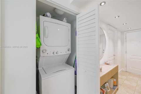 Condo in Miami, Florida, 1 bedroom  № 2028182 - photo 12