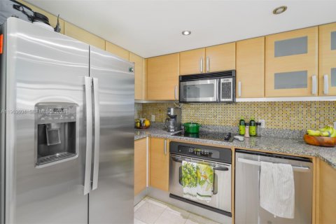 Condo in Miami, Florida, 1 bedroom  № 2028182 - photo 9
