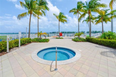 Condo in Miami, Florida, 1 bedroom  № 2028182 - photo 27