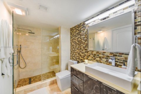 Condo in Miami, Florida, 1 bedroom  № 2028182 - photo 11