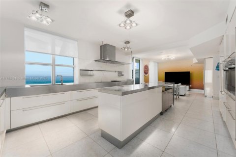Condominio en venta en Miami Beach, Florida, 5 dormitorios, 427.26 m2 № 1980640 - foto 16