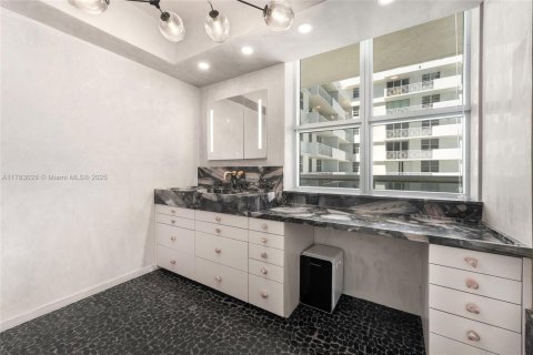 Condominio en venta en Miami Beach, Florida, 5 dormitorios, 427.26 m2 № 1980640 - foto 21