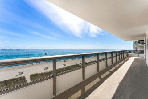 Condominio en venta en Miami Beach, Florida, 5 dormitorios, 427.26 m2 № 1980640 - foto 23