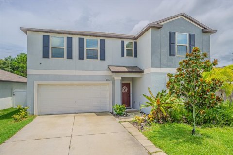 House in Tampa, Florida 6 bedrooms, 312.34 sq.m. № 1822659 - photo 1