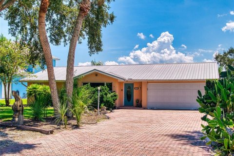 House in New Smyrna Beach, Florida 4 bedrooms, 278.71 sq.m. № 1873761 - photo 1