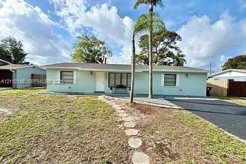 Villa ou maison à louer à Lake Worth, Floride: 4 chambres, 155.33 m2 № 2432184 - photo 16