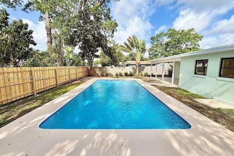 Villa ou maison à louer à Lake Worth, Floride: 4 chambres, 155.33 m2 № 2432184 - photo 2