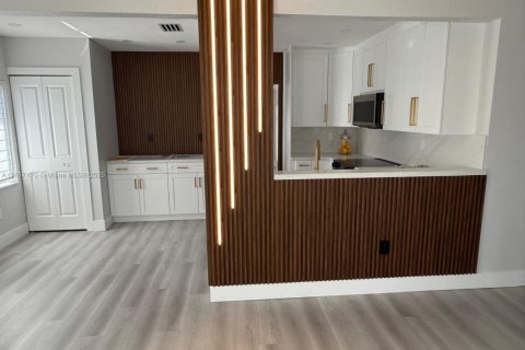 House in Miami, Florida 3 bedrooms, 132.66 sq.m. № 2022686 - photo 11