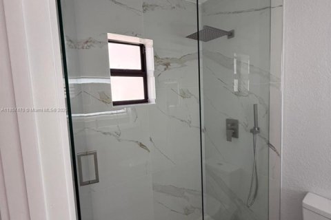 House in Miami, Florida 3 bedrooms, 132.66 sq.m. № 2022686 - photo 17