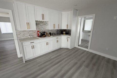 House in Miami, Florida 3 bedrooms, 132.66 sq.m. № 2022686 - photo 12