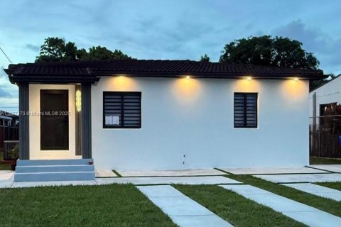House in Miami, Florida 3 bedrooms, 132.66 sq.m. № 2022686 - photo 2