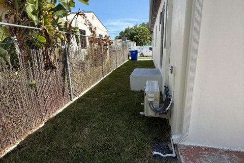 House in Miami, Florida 3 bedrooms, 132.66 sq.m. № 2022686 - photo 25