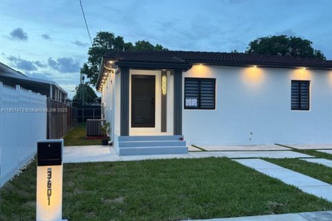 House in Miami, Florida 3 bedrooms, 132.66 sq.m. № 2022686 - photo 3