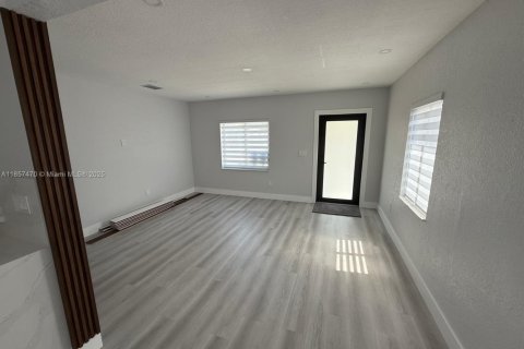 House in Miami, Florida 3 bedrooms, 132.66 sq.m. № 2022686 - photo 8