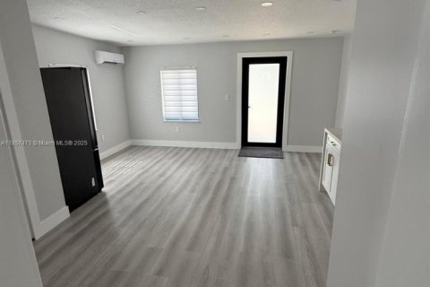 House in Miami, Florida 3 bedrooms, 132.66 sq.m. № 2022686 - photo 6