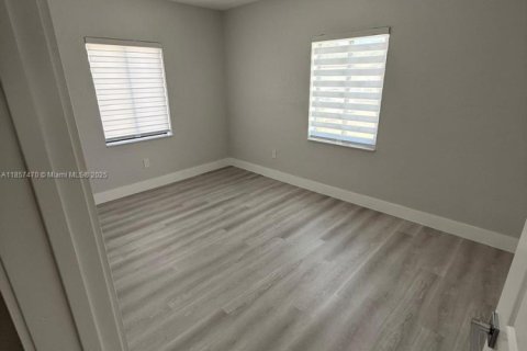 House in Miami, Florida 3 bedrooms, 132.66 sq.m. № 2022686 - photo 20