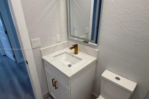 House in Miami, Florida 3 bedrooms, 132.66 sq.m. № 2022686 - photo 15