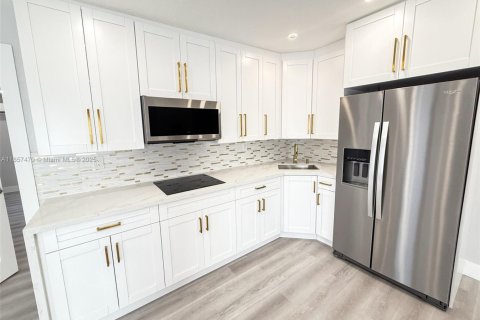 House in Miami, Florida 3 bedrooms, 132.66 sq.m. № 2022686 - photo 28