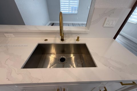 House in Miami, Florida 3 bedrooms, 132.66 sq.m. № 2022686 - photo 16