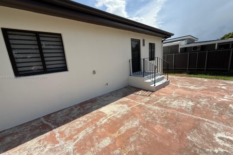 House in Miami, Florida 3 bedrooms, 132.66 sq.m. № 2022686 - photo 23