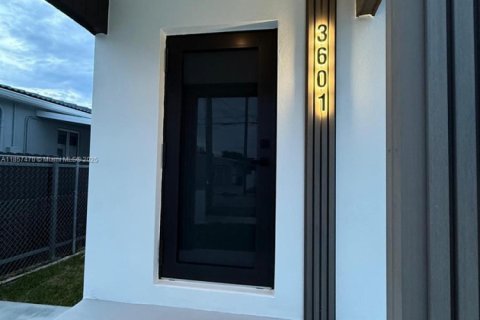 House in Miami, Florida 3 bedrooms, 132.66 sq.m. № 2022686 - photo 4