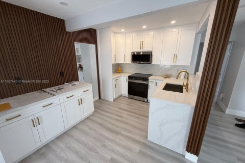 House in Miami, Florida 3 bedrooms, 132.66 sq.m. № 2022686 - photo 10