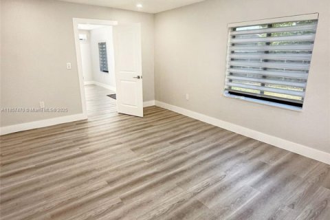 House in Miami, Florida 3 bedrooms, 132.66 sq.m. № 2022686 - photo 30