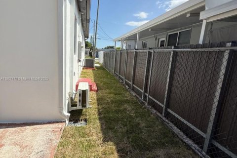 House in Miami, Florida 3 bedrooms, 132.66 sq.m. № 2022686 - photo 24